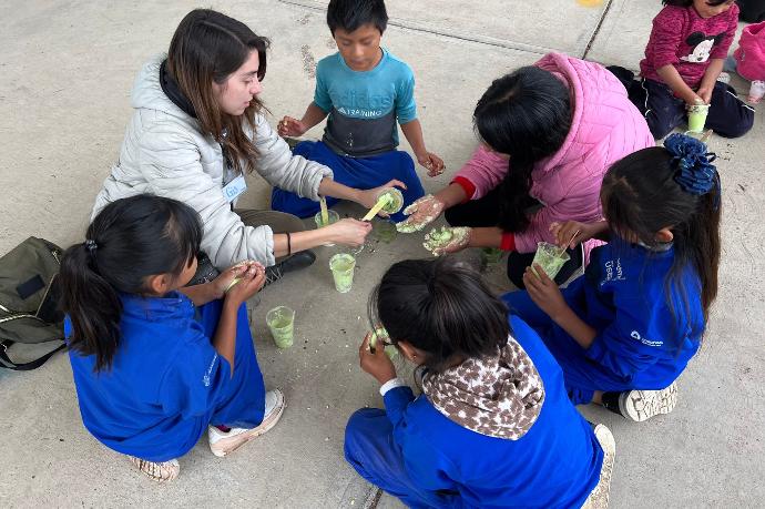 Foto: voluntariado corportativo DOW (niños indígenas de escuela en Amealco haciendo experimentos)