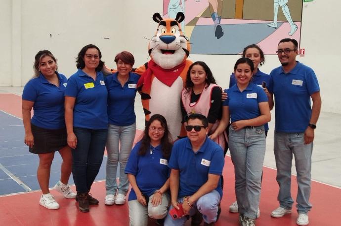 Foto: Voluntariado corporativo Kellanova, se muestra personas posando junto al tigre toño