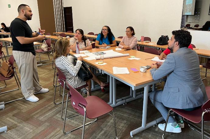 Foto: Mesa de trabajo en el encuentro voces unidas